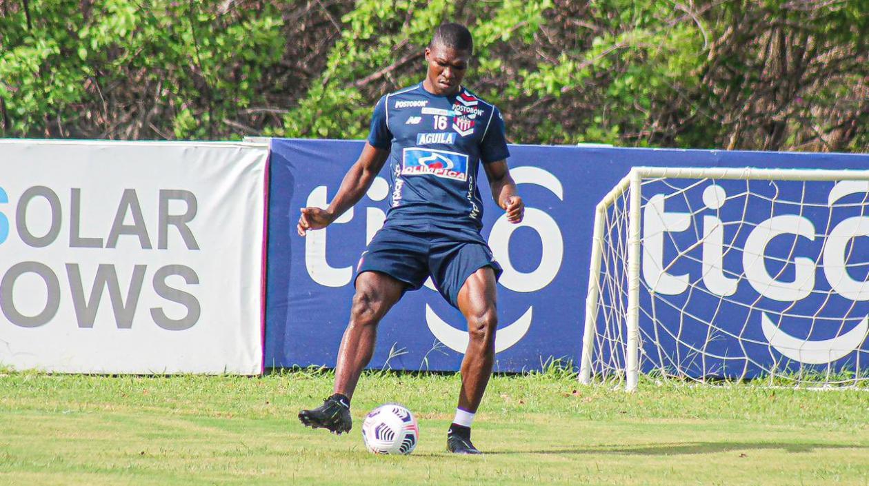 Germán Mera, defensor colombiano. 