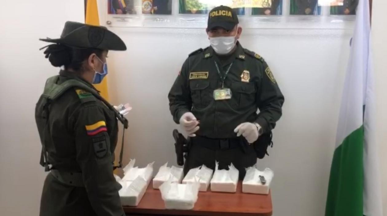 Cocaína hallada en uno de los baños del aeropuerto. 