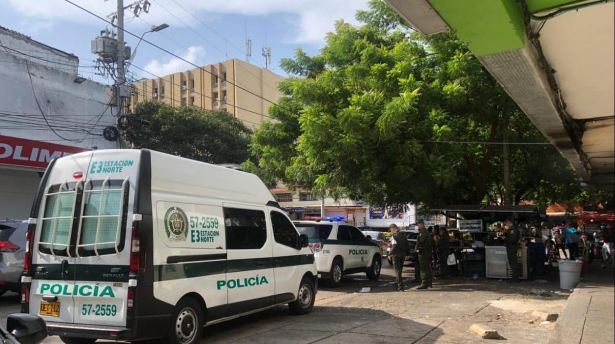 La Policía acordonó el área donde ocurrió el crimen. 