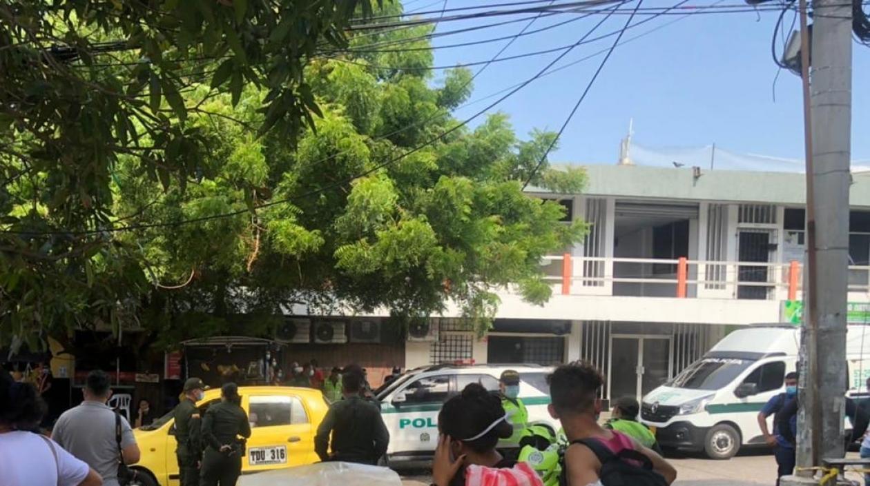 Varias patrullas de la Policía llegaron al lugar de los hechos.