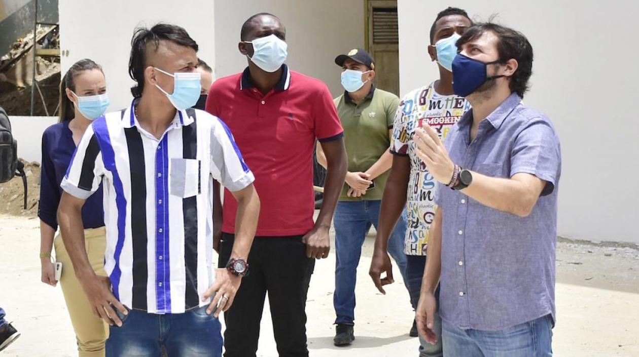 El Alcalde Jaime Pumarejo con jóvenes beneficiarios del programa.