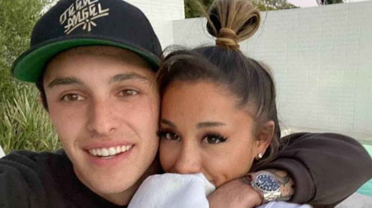  Ariana Grande se casó con Dalton Gómez. 