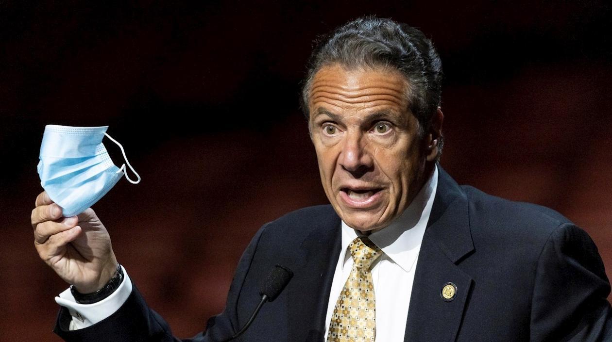 El gobernador de Nueva York, Andrew Cuomo (c), en una rueda de prensa en el Radio City Music Hall en Nueva York. 