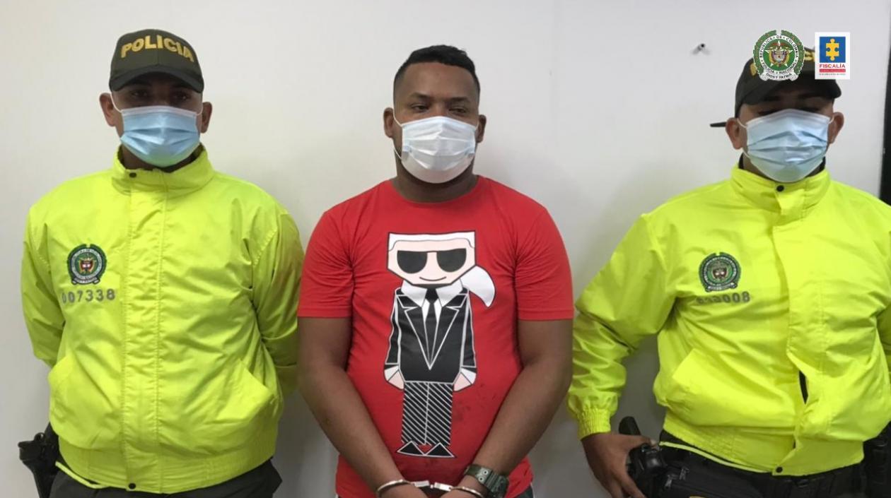 El capturado, Kevin Andrés Pérez Rolong, en la foto en medio de policías.