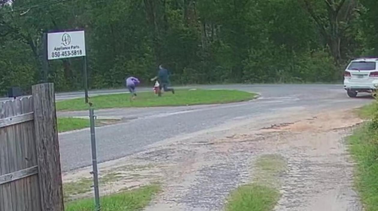 La niña se defendió y el secuestrador no pudo llevársela.
