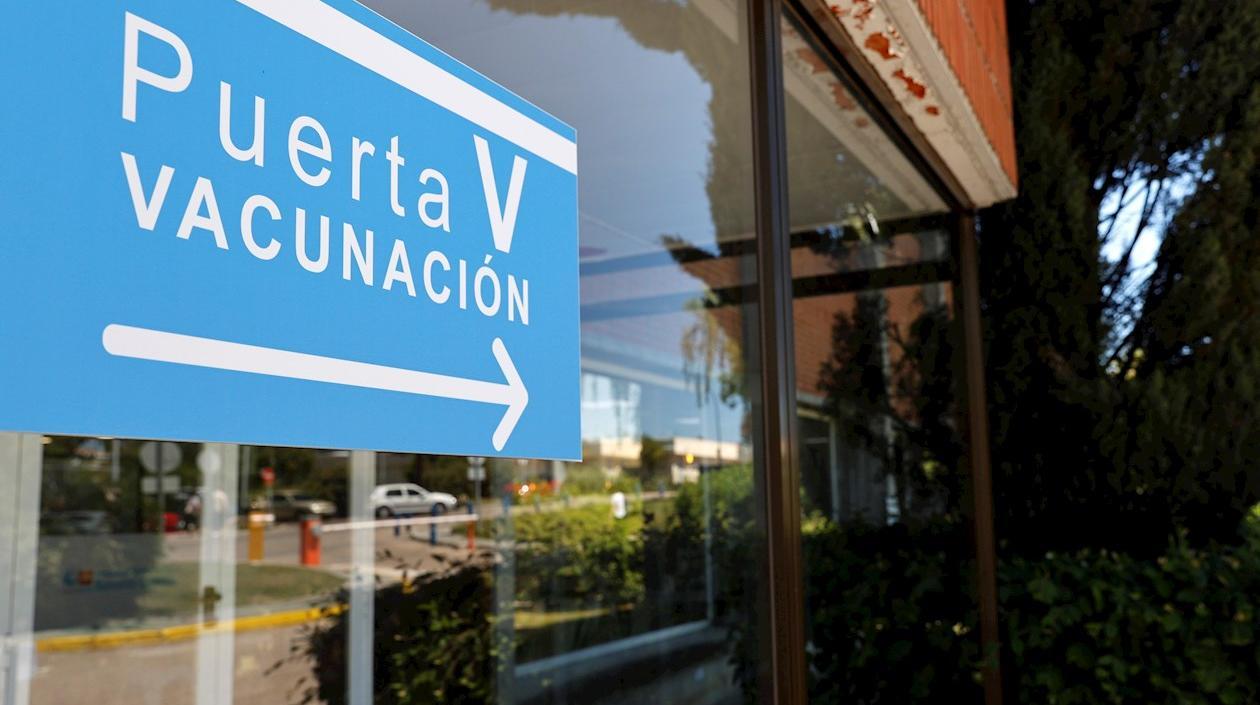 Vista del acceso a la zona de vacunación contra el covid-19 en el Hospital Severo Ochoa de Madrid. EFE/Zipi