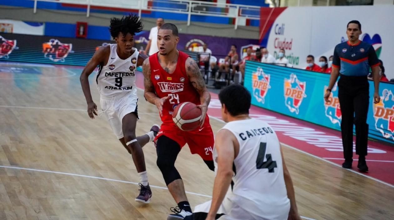 Jonathan Rodríguez comandó a Titanes con un doble-doble. 