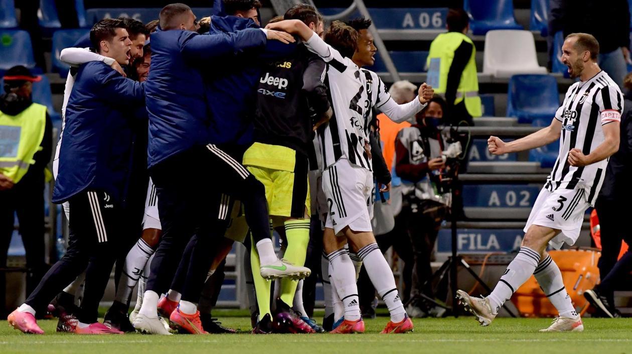 Juan Guillermo Cuadrado festeja con sus compañeros. 