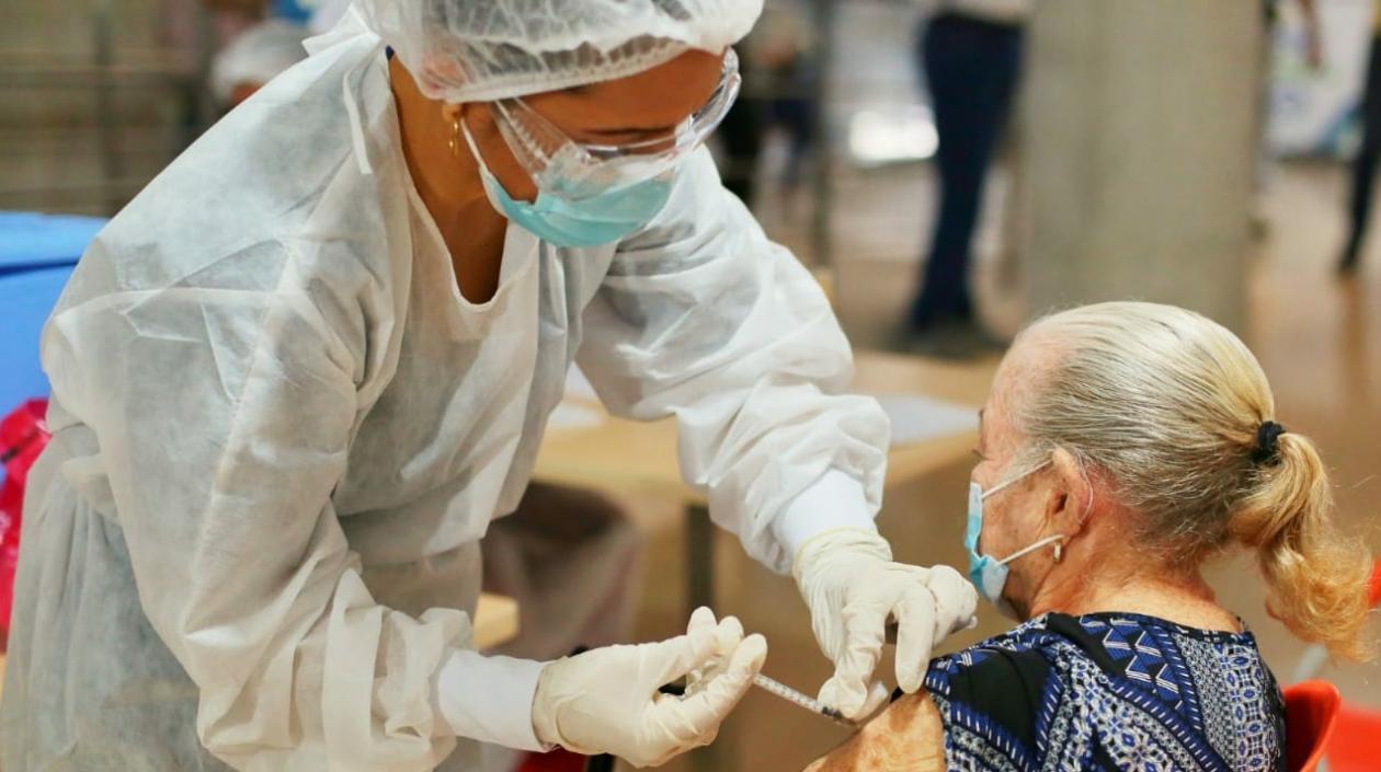 La Alcaldía hace un llamado para que los adultos de 60 años acudan a los puestos de vacunación. 