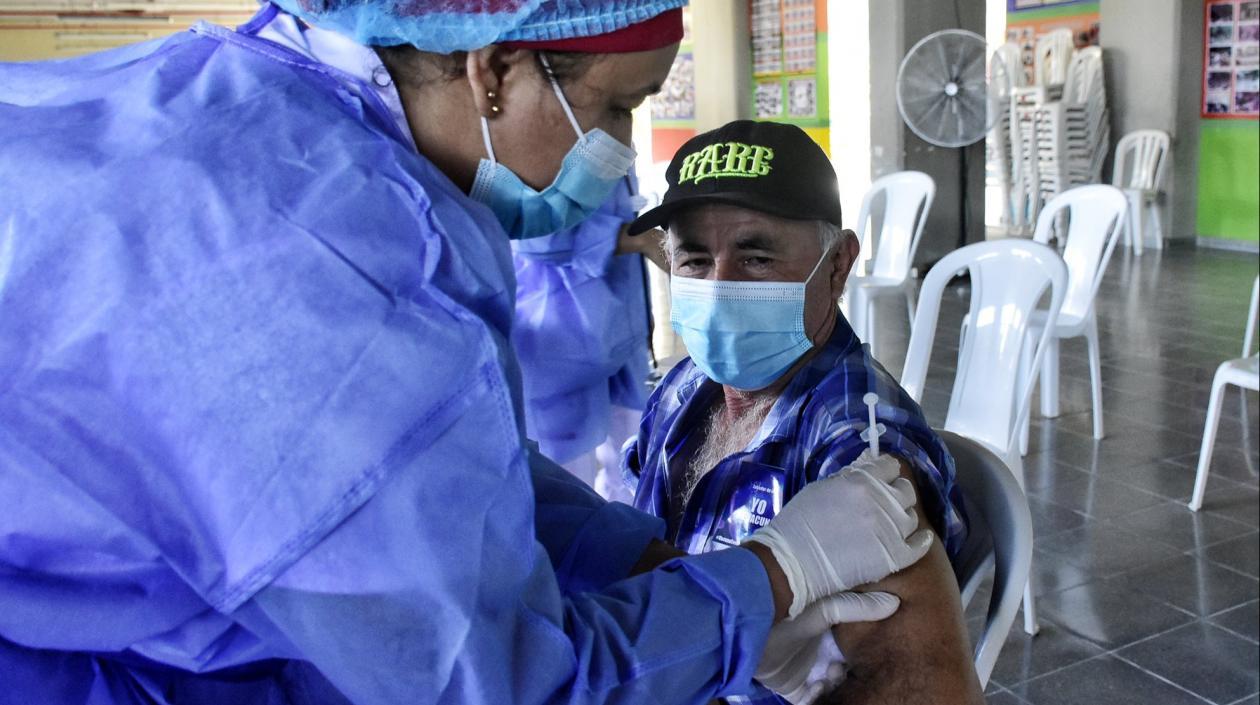 Barranquilla sigue vacunando a sus adultos mayores contra el Covid-19.