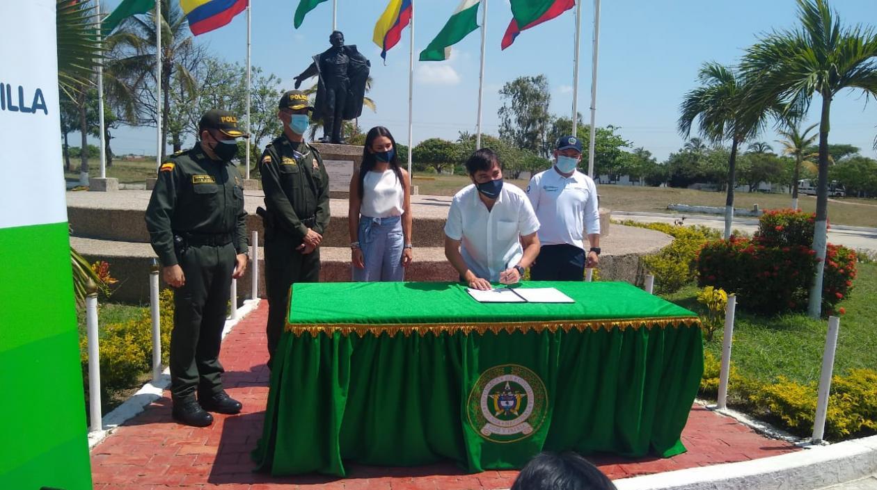 Jaime Pumarejo, alcalde de Barranquilla, firma el convenio de 500 becas para la Policía.