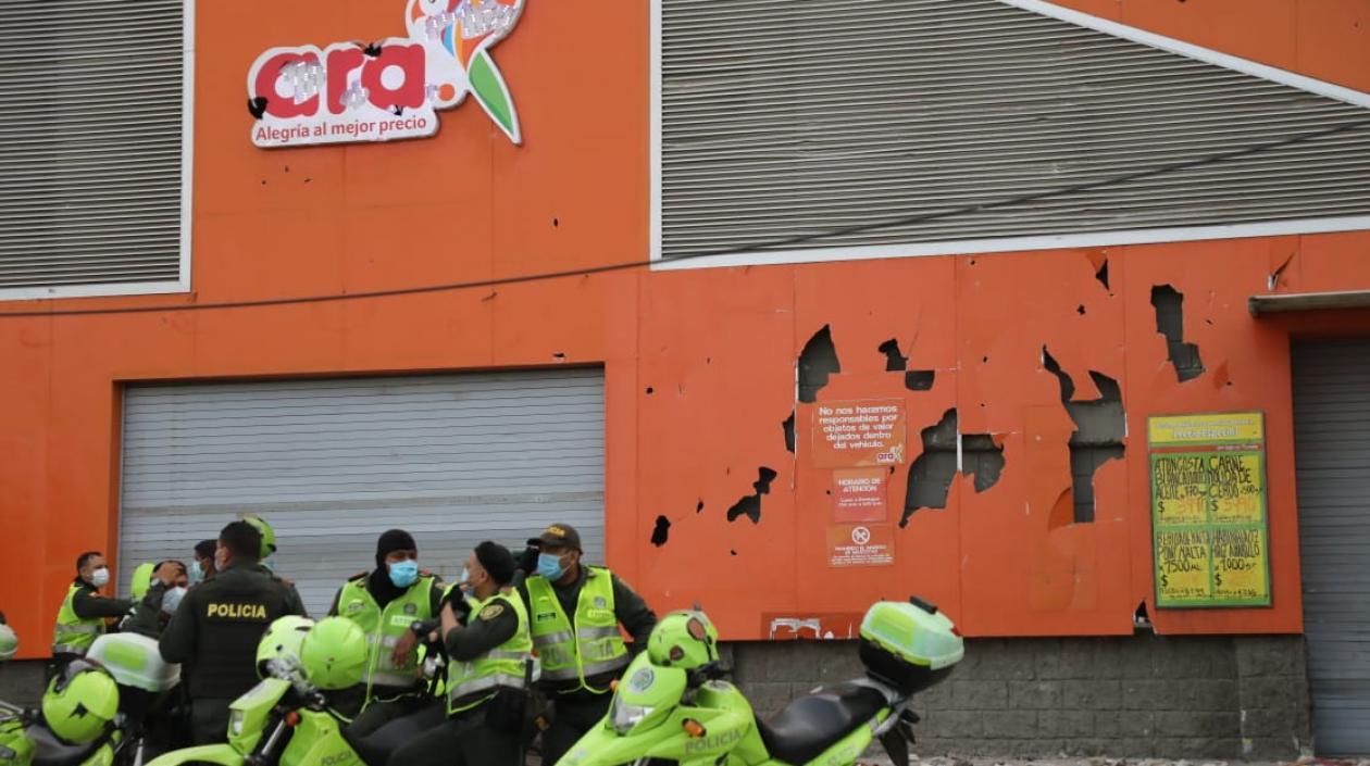 Tiendas ARA, vandalizada y saqueada en la calle 17.