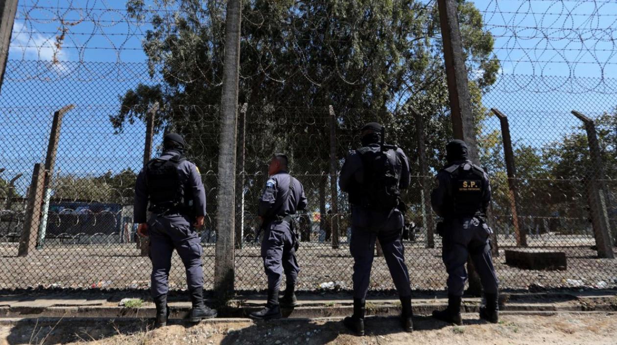 Agentes penitenciarios a las afueras del penal. 