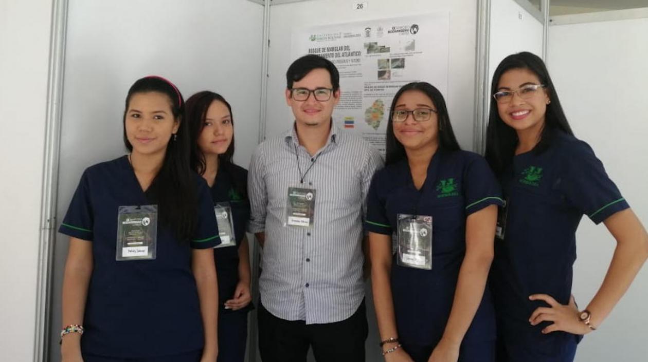 Hernando Bolívar Anillo, profesor de Microbiología de Unisimón, con las estudiantes Dana Páez, Shersy Vega, Nataly Solano y Giovanna Reyes.