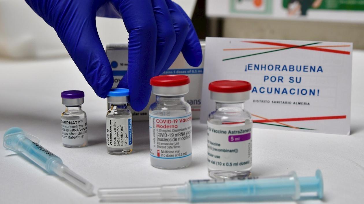 Cuatro vacunas disponibles en un punto de vacunación contra el Covid-19.