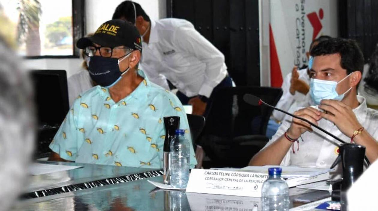 El Alcalde William Dau y el Contralor Carlos Felipe Córdoba, presidiendo la mesa técnica.