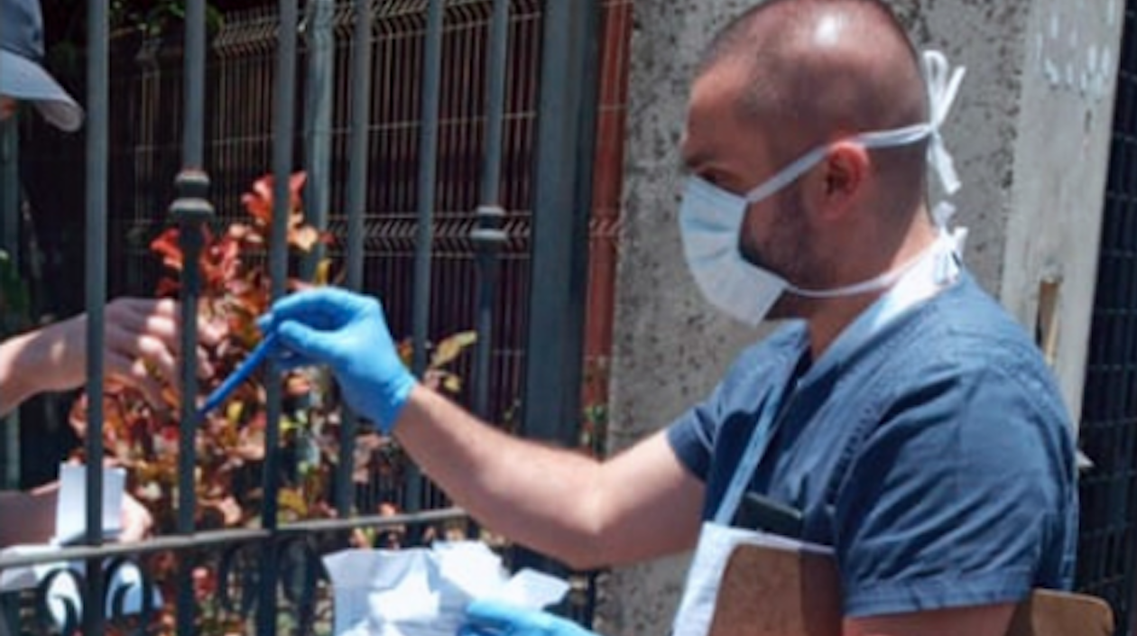 Un domiciliario entrega medicamentos a domicilio.