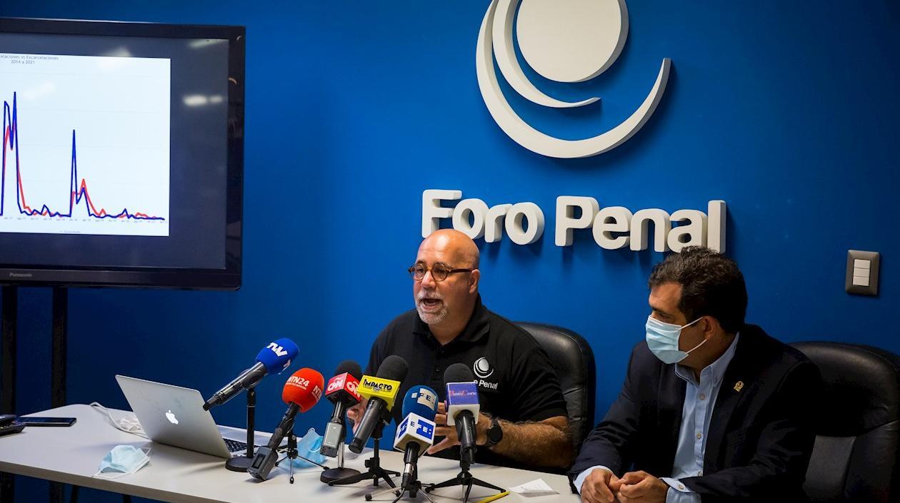 El director y presidente de la ONG Foro Penal, Alfredo Romero (d), y el fundador de la ONG Foro Penal, Gonzalo Himiob, participan en una rueda de prensa hoy, en Caracas.