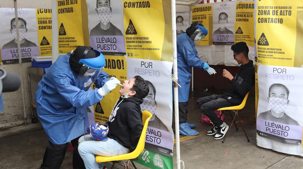 Una persona se somete a una prueba Covid-19, en un quiosco instalado en Ciudad de México.