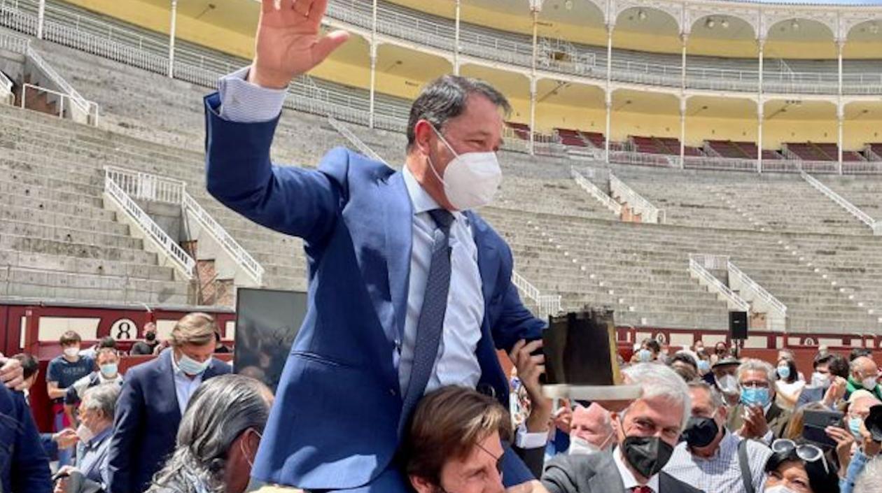 César Rincón fue sacado en hombros por la puerta grande de la Plaza de Las Ventas en Madrid, España.