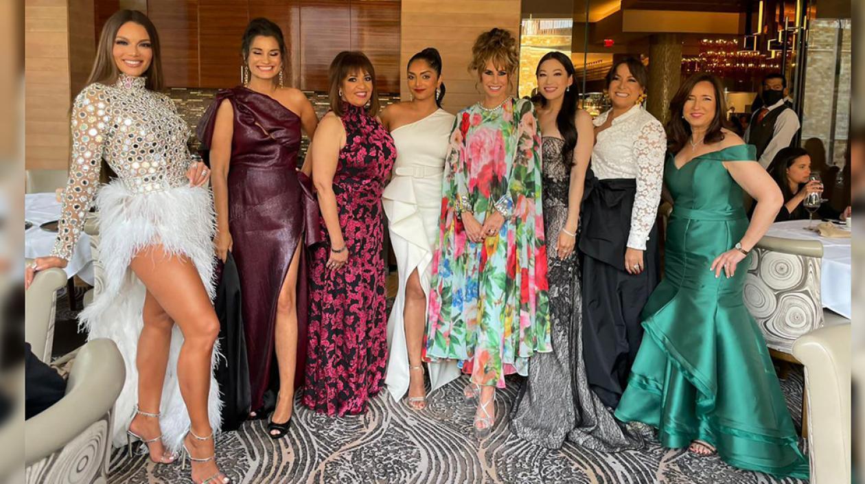 La barranquillera Tatyana Orozco con las demás jueces de la edición 69 de Miss Universo luego de conocerse el nombre de la ganadora.