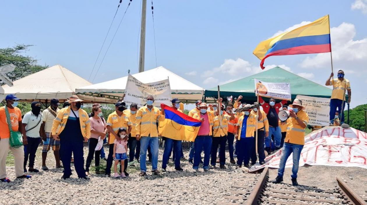 Extrabajadores del Cerrejón bloquean la vía férrea para el transporte de carbón.