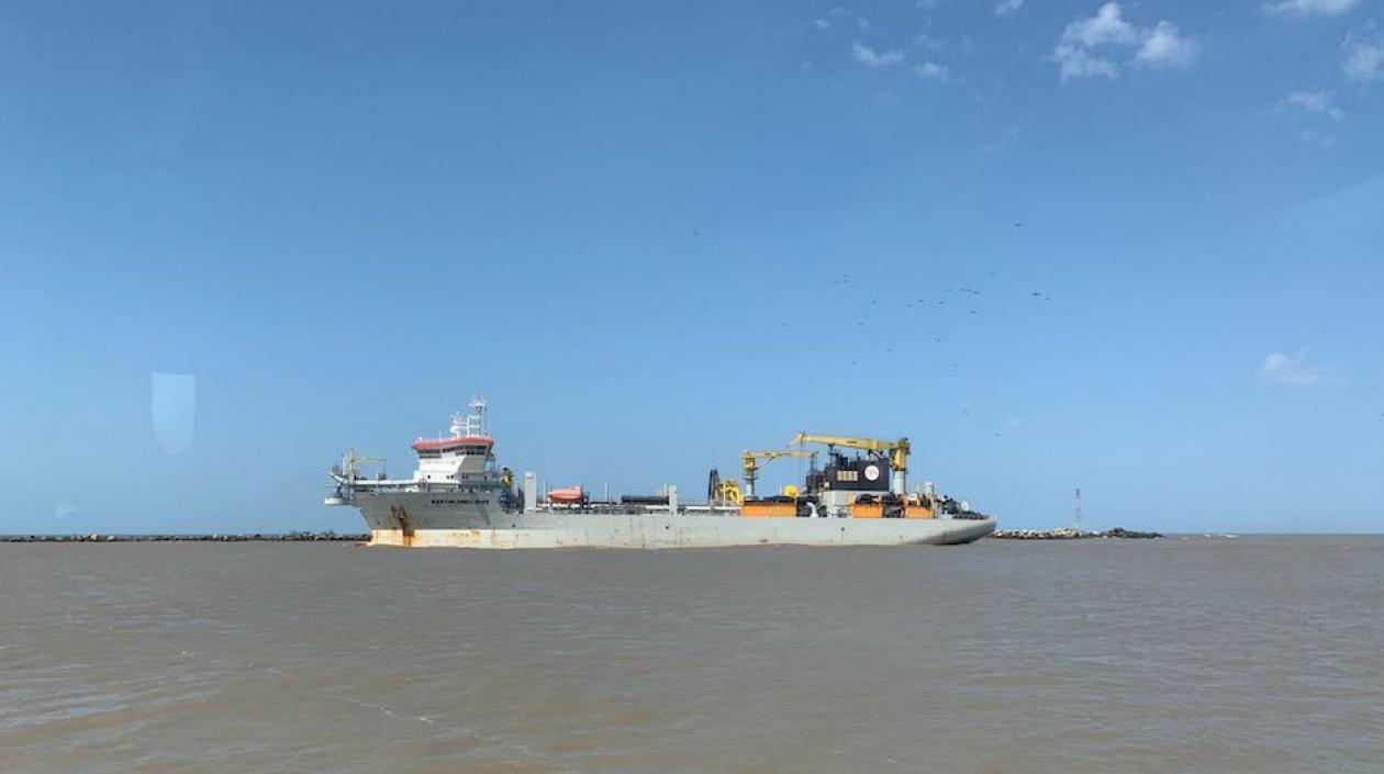 La draga 'Bartolomeu Dias' en el puerto de Barranquilla.