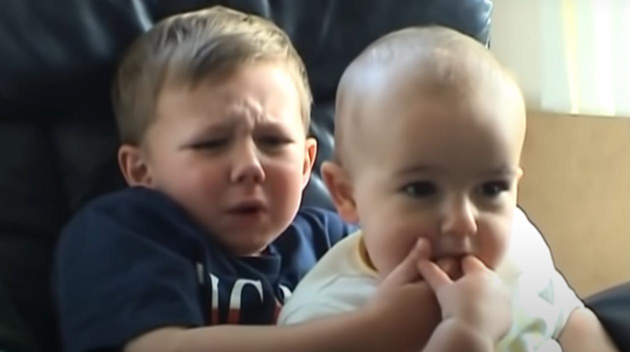 Harry y su hermano Charlie cuando se grabó el video en 2007. 