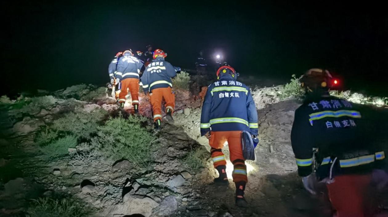 Los rescatistas chinos buscan a los corredores en la montaña. 