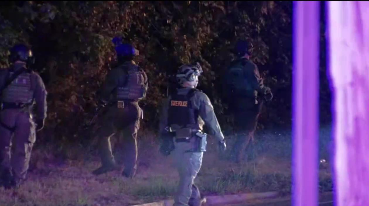 Agentes de Policía en el vecindario donde se produjo el tiroteo. 