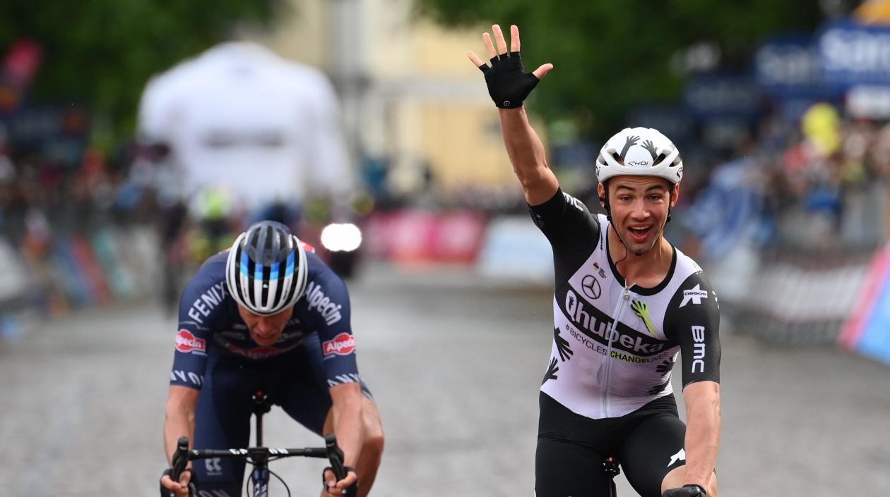 Víctor Campenaerts se impone en la meta. 