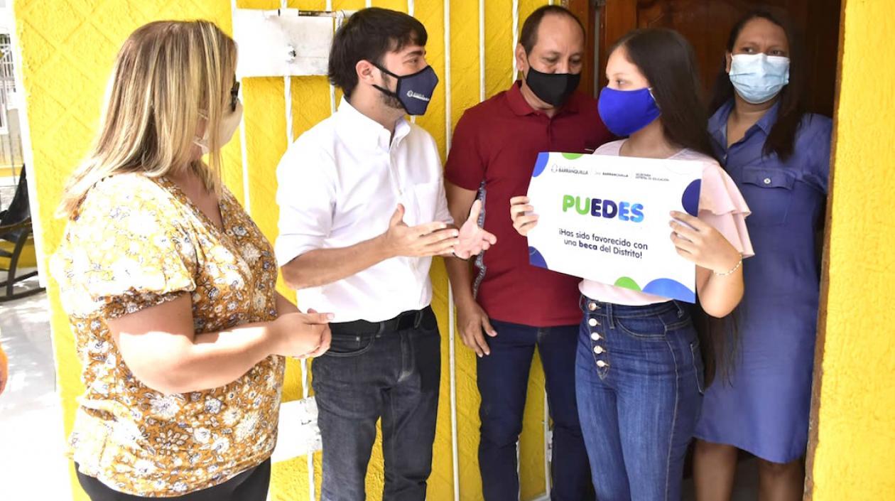 El Alcalde Jaime Pumarejo entregando la beca a Melany Sánchez.