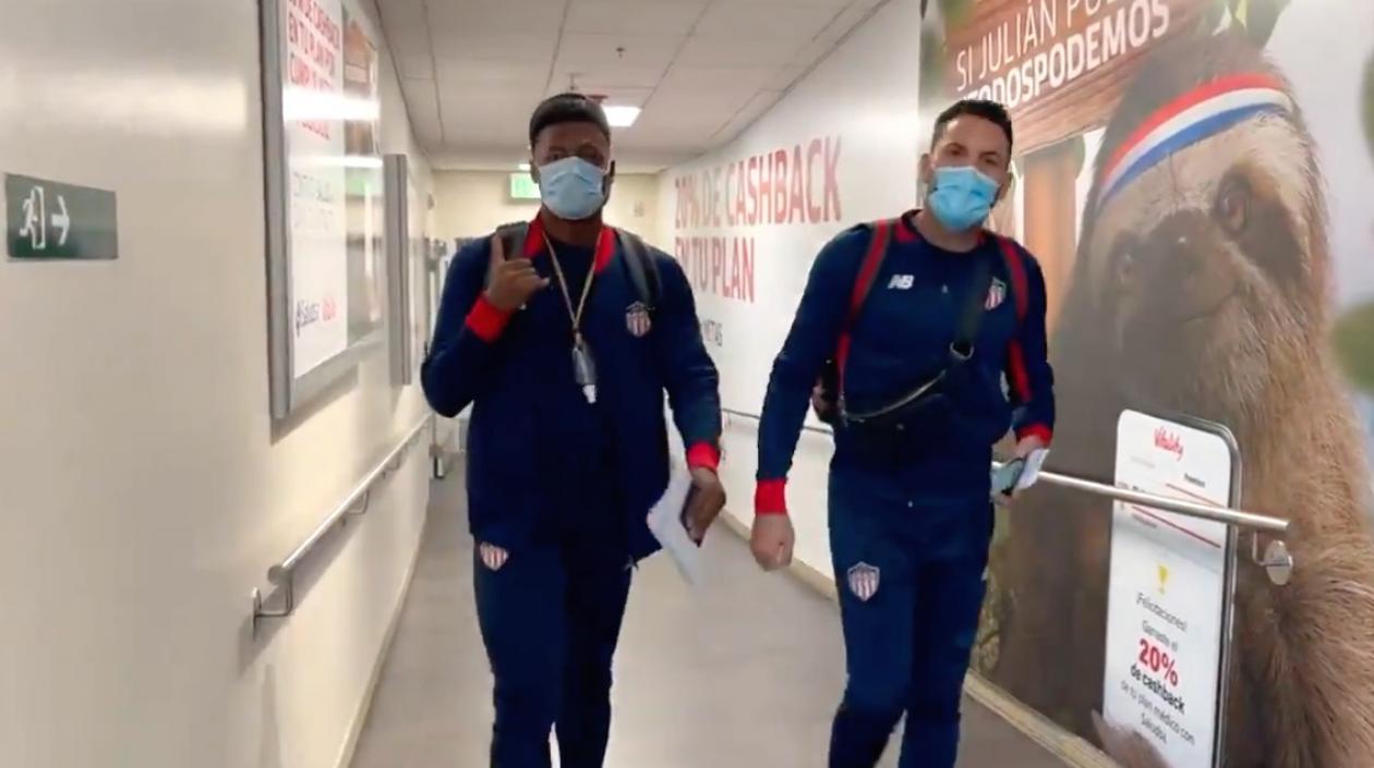 Jugadores del Junior tras aterrizar en Quito, Ecuador.