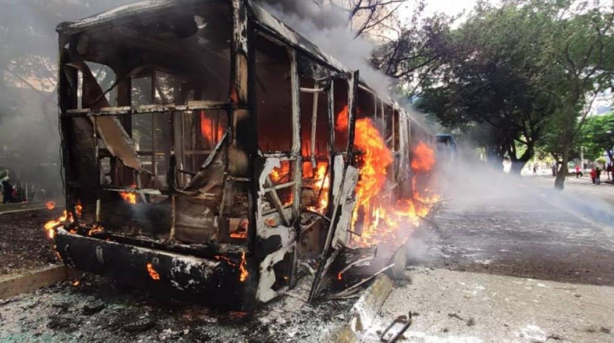 Bus incinerado en paro nacional.