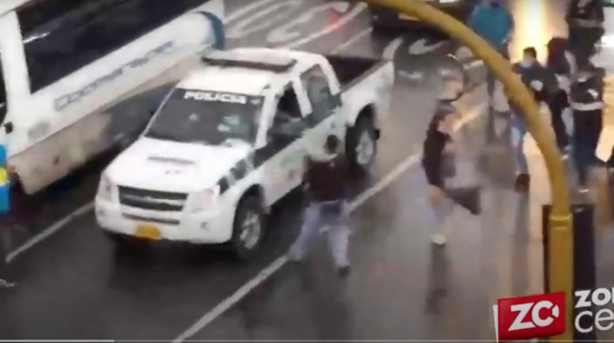 Momento en que fue atacada la patrulla de la Policía. 
