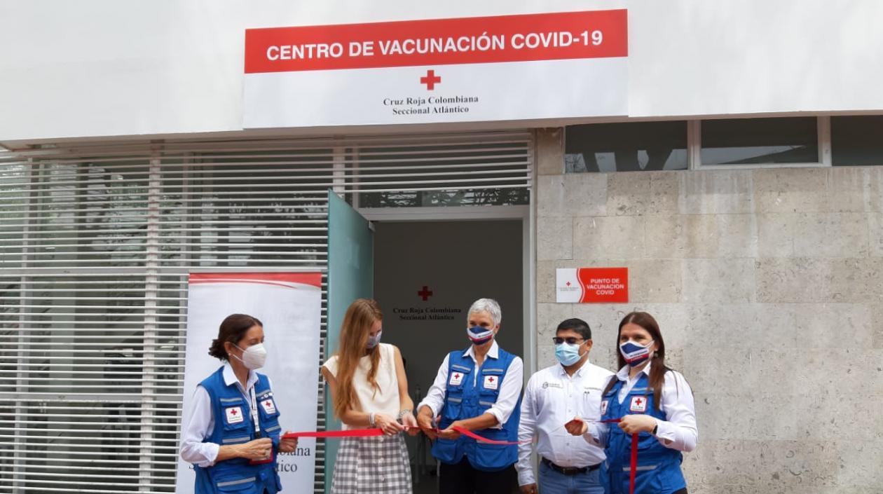 La directora de la Cruz Roja Patricia Maestre con el Secretario de Salud del Distrito Humberto Mendoza.