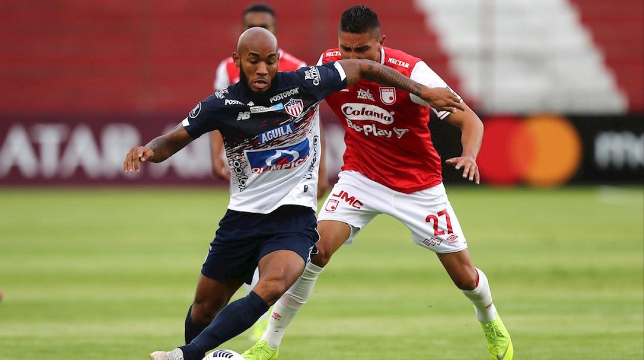 Freddy Hinestroza eludiendo la marca de Alexander Porras.