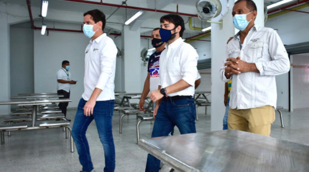 El Alcalde Jaime Pumarejo recorriendo e edificio Robertico.