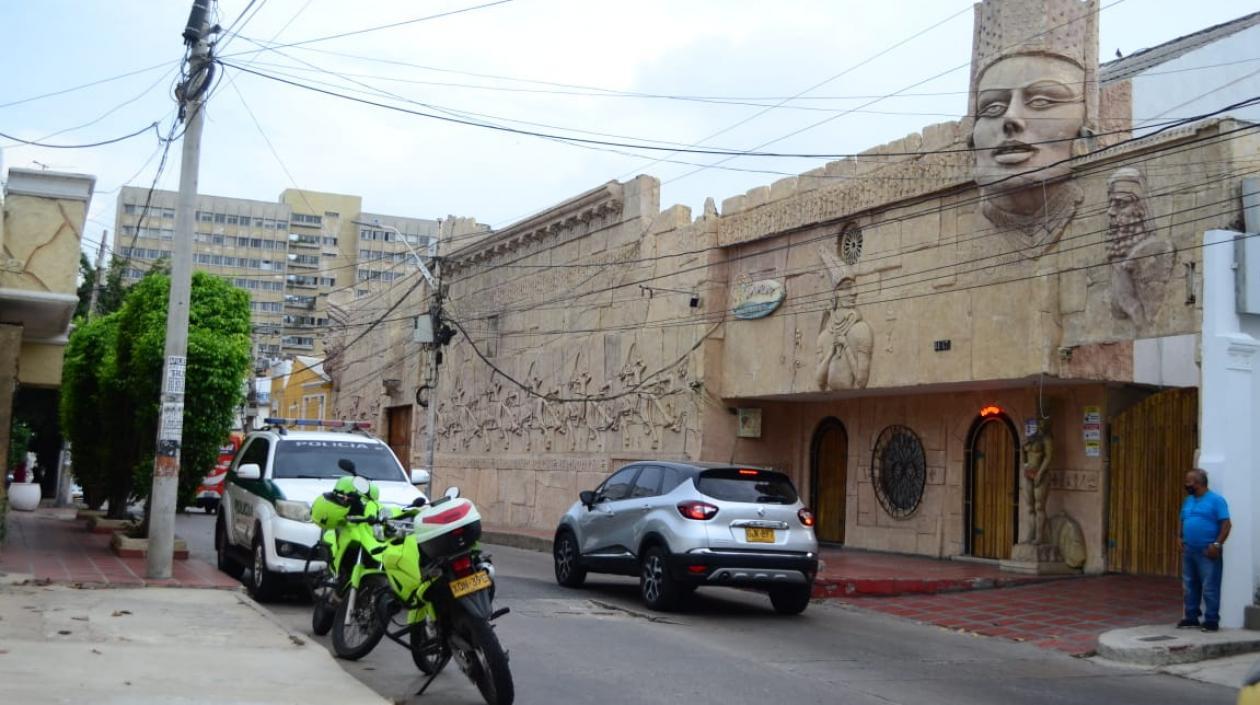 La Policía llegó al motel donde ocurrió el hecho. 
