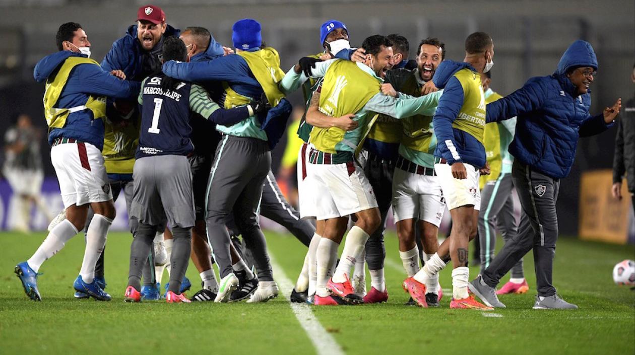 Jugadores de Fluminense celebrando en el estadio Monumental de Núñez en Buenos Aires.