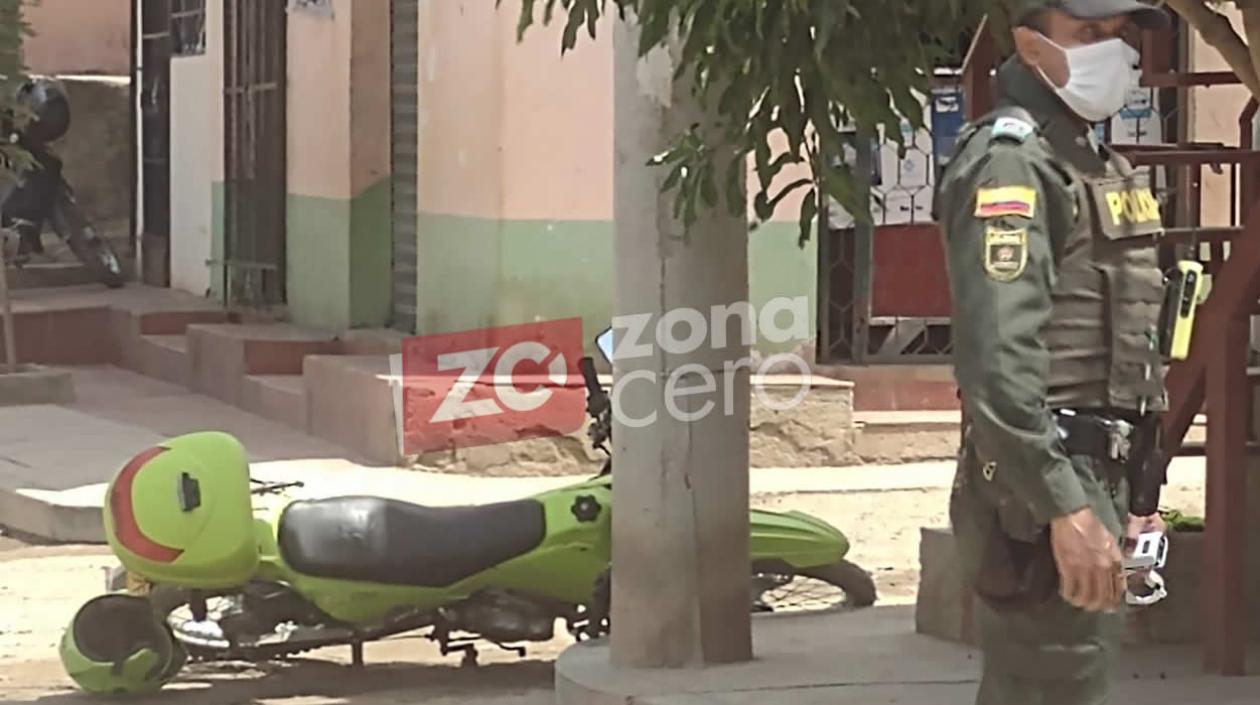 La patrulla donde se movilizaba el policía que resultó muerto.