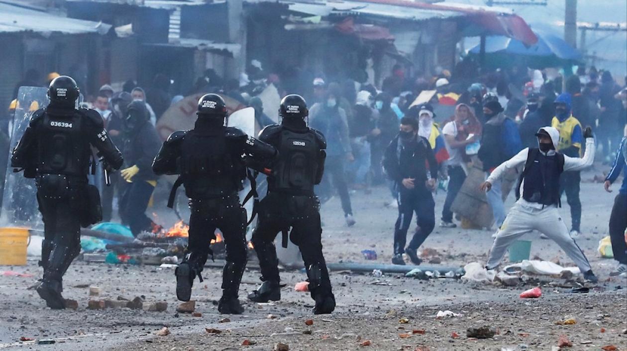 Miembros del Esmad intentando controlar las acciones violentas.
