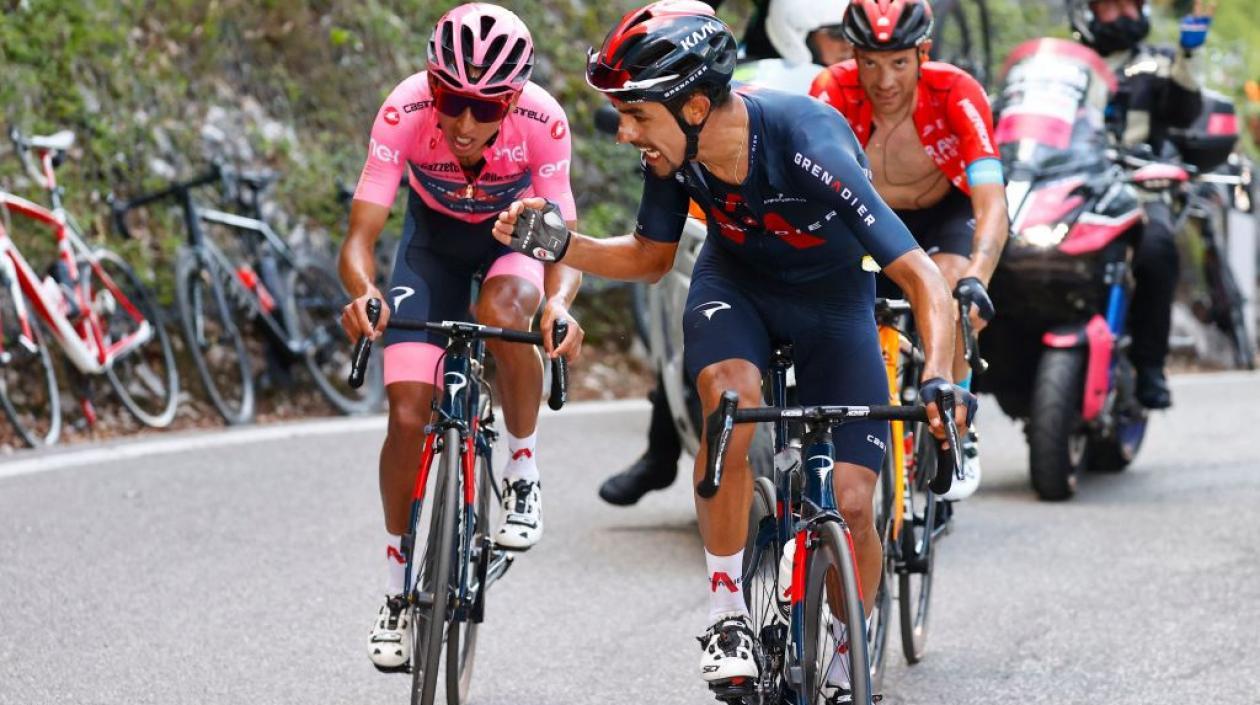Egan Bernal es auxiliado por su compañero Daniel Martínez. 