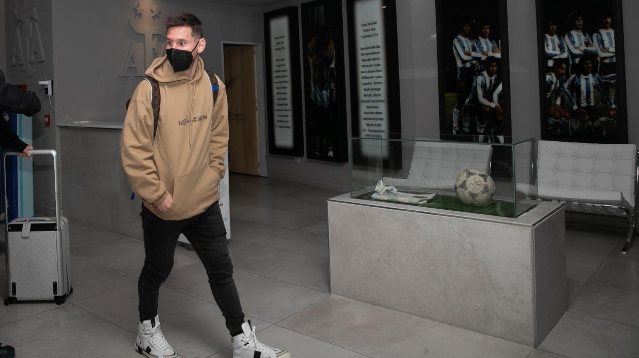 Lionel Messi llegando a la concentración de Argentina. 