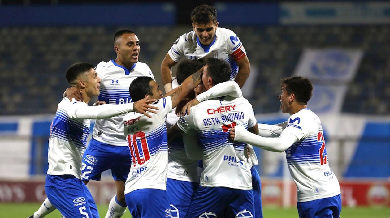 Jugadores de Universidad Católica celebran el gol de Luciano Aued.