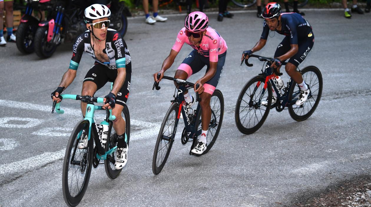 Simon Yates subiendo con Egan Bernal. 