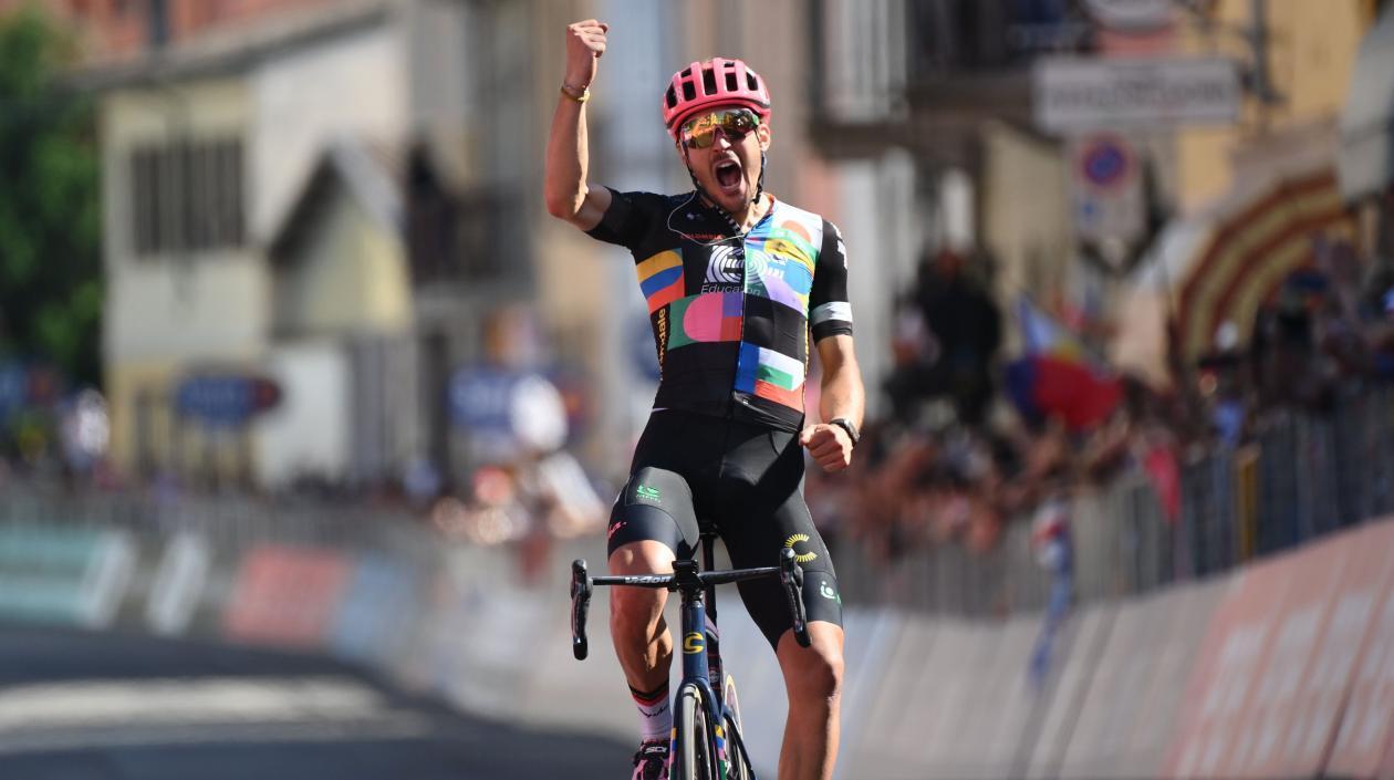 Alberto Bettiol gana la etapa. 