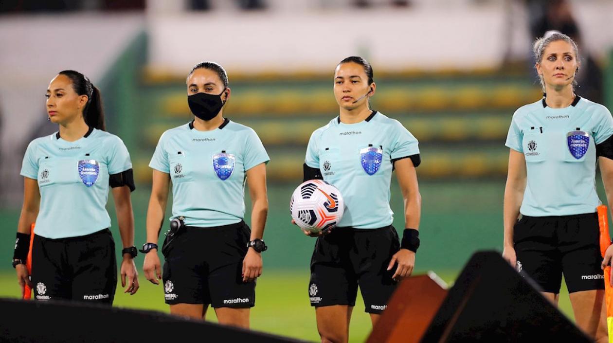 Las árbitras Cindy Nahuelcoy, María Belen Carvajal, Edina Alves y Neuza Back.