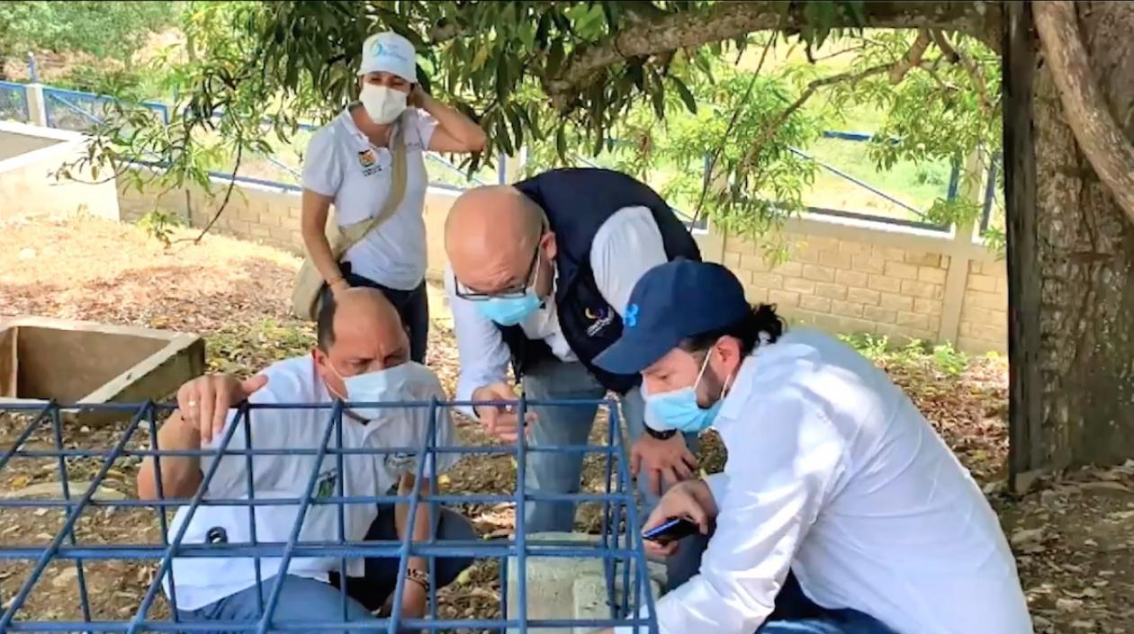 Funcionarios de la CGR durante la visita a las obras.