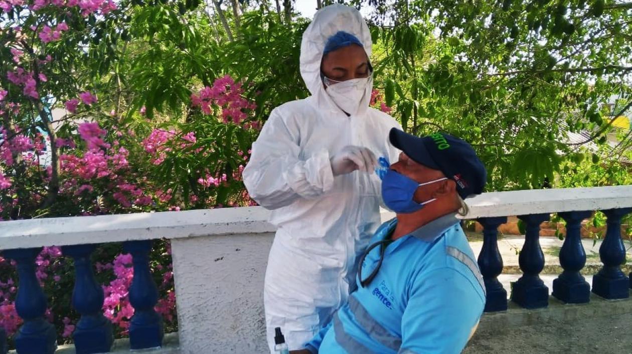 Un ciudadano se toma una prueba de Covid-19 en un municipio del Atlántico